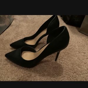 Black pumps